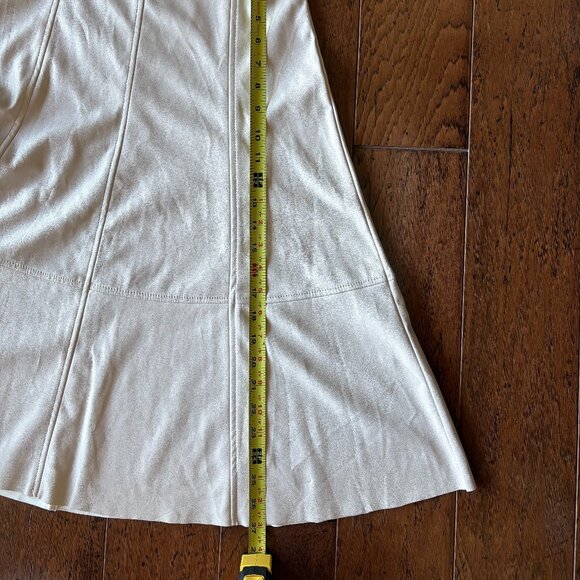 Banana Republic Skirt. NWT. Size 00. Cream. Fabric 100% Polyester. - Picture 6 of 7